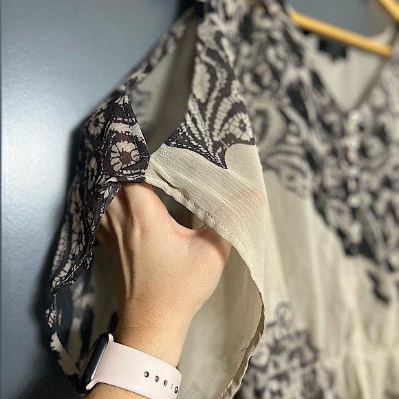 BEAUTIFUL FLOWY TOP FROM GUESS - SIZE S - Picture 3 of 3